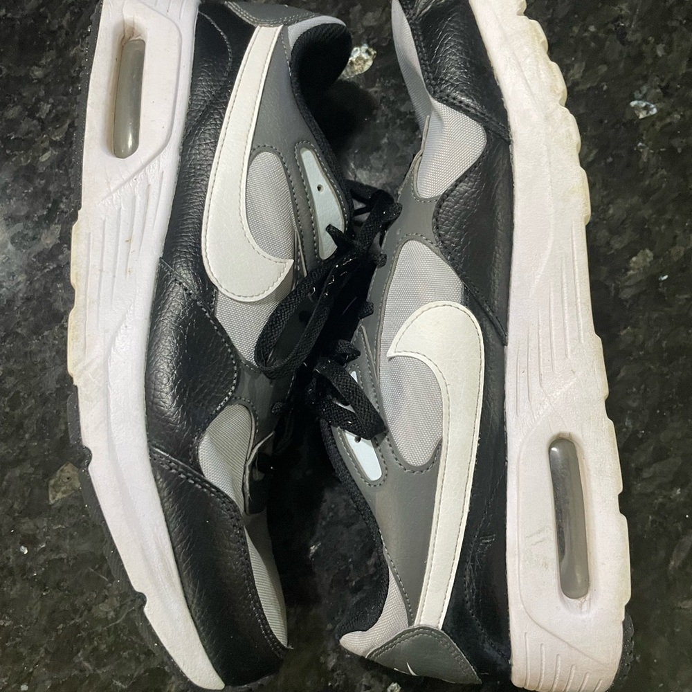 Nike Men's Black and Gray Athletic Shoes